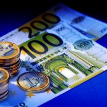 Евро продолжил расти к закрытию межбанка 