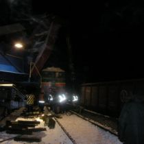 Грузовой поезд сошел с рельсов в Сумской области: 60 тонн химикатов высыпалось на землю