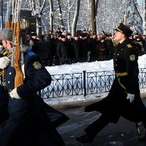Массовая драка, факельные шествия и тела на асфальте: как в Украине прошел День памяти героев Крут (ВИДЕО)