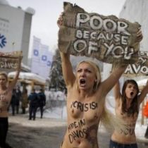 Голых активисток FEMEN задержала полиция  при попытке остановить «давосский заговор» (ФОТО)