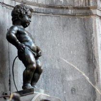 Сильные морозы, накрывшие Европу, застали врасплох «Писающего мальчика» в Брюсселе