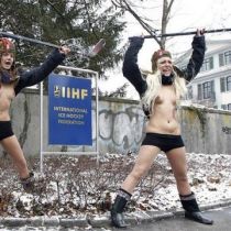 Активистки FEMEN не побоялись оголиться в морозном Цюрихе ради прав человека (ФОТО)
