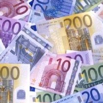 К закрытию межбанка евро подорожал на пять копеек 