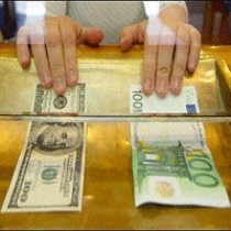 Межбанковский евро подешевел на семь копеек