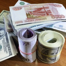 Доллар, евро и рубль продолжили дорожать к закрытию межбанка 