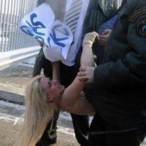 За штурм Газпрома активистку FEMEN оштрафовали на $30 (ВИДЕО)
