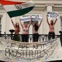Активисткам FEMEN шьют уголовное дело за надругательство над флагом (ФОТО)