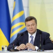 Янукович поручил Азарову выяснить, кто из губернаторов прикрывался плохой погодой 