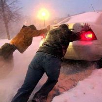 Под Харьковом микроавтобус и грузовик замело снегом. Машины упали в кювет