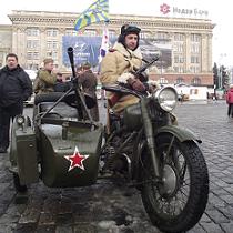 «Солдаты» Второй Мировой и ретро-техника 23 февраля вышли на площадь Свободы (ФОТО)  