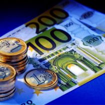 К закрытию межбанка евро подешевел на девять копеек