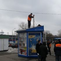 На Пролетарской сносят незаконно установленные киоски (Фото)