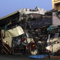 Автобус с туристами врезался в туннель. Погибли 22 ребенка (ФОТО)