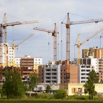 Азаров требует возобновить строительный бум для решения жилищного вопроса 