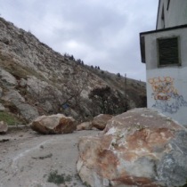 Гора обвалилась на оживленном участке Крыма (ФОТО)