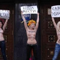 Активистки FEMEN поднялись на защиту Оксаны Макар (ФОТО)
