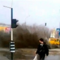 Фонтан из нечистот бил на проезжей части Луганска (ВИДЕО)