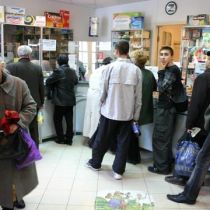 Азаров потребовал закрыть все аптеки с дорогими медикаментами 