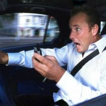 Разговор по мобильному за рулем влетит в копеечку: озвучены новые штрафы 