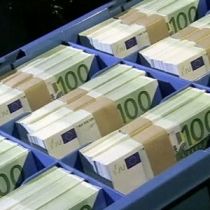 Первый межбанк апреля открылся резким ростом евро 