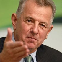 Обвиненный в плагиате президент Венгрии Пал Шмитт подал в отставку 