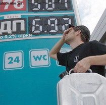 Азаров объяснил, почему дорожает бензин