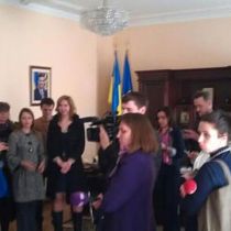 Киевские активисты ворвались в мэрию и захватили кабинет Попова 