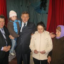 Под Харьковом за многодетность награждали ценными подарками (ФОТО)