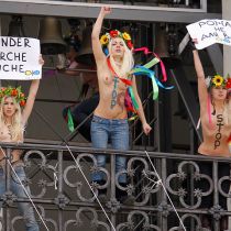 FEMEN в Киеве: топлес-акция на колокольне Софийского собора (ФОТО, ВИДЕО)