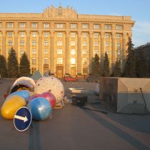 Площадь Свободы начали украшать к Пасхе (ФОТО)