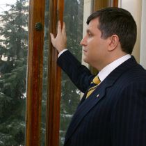 В день объявления в розыск Аваков просил у Литвы предоставить ему гражданство