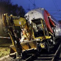 Пассажирский поезд столкнулся с экскаватором: есть погибшие и раненые 
