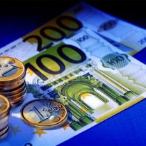 Евро, доллар и рубль открыли межбанк понижением котировок 