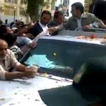 Толпа протестующих атаковала автомобиль иранского президента (ВИДЕО)