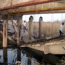 В России рухнул железобетонный автомобильный мост (ФОТО, ВИДЕО)