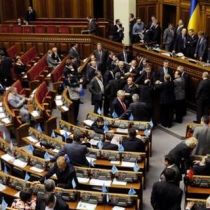 Верховная Рада все еще заблокирована, депутаты вместо работы смотрят видео с Тимошенко и Власенко