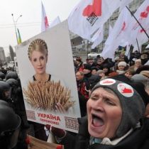Марш оппозиции в Киеве: движение перекрыто, депутаты дерутся с милицией (Дополнено)