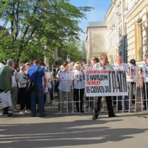 Поклонник Тимошенко обругал государственного исполнителя под Апелляционным судом