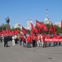 Коммунисты прошли шествием по центру Харькова (ФОТО)