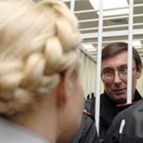 Защита Луценко требует вызвать на допрос Тимошенко 