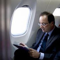 По пути в Берлин в самолет президента Франции ударила молния