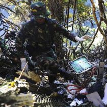 Крушение SSJ-100 в Индонезии: спасатели прекратили поисковые работы (ФОТО)
