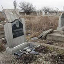 Под Харьковом поймали кладбищенского вандала, который осквернил восемь могил
