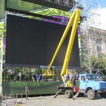 Главный экран фан-зоны Евро-2012 установили на площади Свободы (ФОТО)