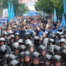 Оппозиция крушит фан-зону в Киеве