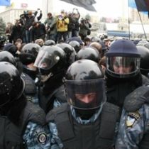 Беркут вытеснил митингующих из фан-зоны Евро-2012