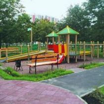 Более двух сотен детских площадок уже установили в харьковских дворах