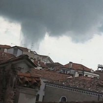 Торнадо пронесся над Венецией. Гигантская воронка сметала все на своем пути