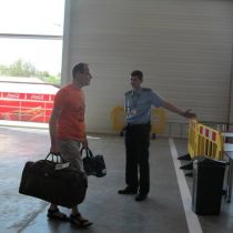 Как харьковские таможенники встречали болельщиков в аэропорту (ФОТО)