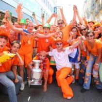 В день матча Нидерланды-Дания голландцев перевозил специальный состав метро